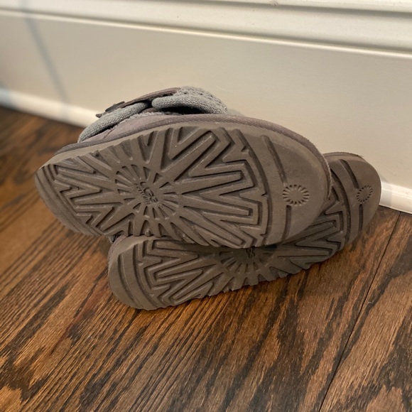 Girls UGG Boots - Picture 4 of 4